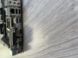 Złącza portów tylnego panelu płyty głównej GIGABYTE GA-H110-D3A widoczne z boku