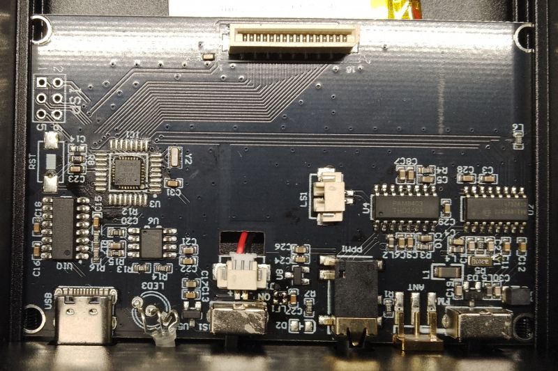 Płyta drukowana z komponentami elektronicznymi i złączem USB.