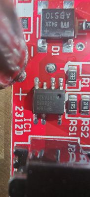 Zbliżenie płytki PCB sterownika LED z układami A8S10 i BP2861 oraz oznaczeniami R1, RS1, RS2
