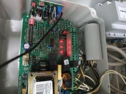 Płyta główna z elektroniką, złączami i świecącymi diodami LED w obudowie
