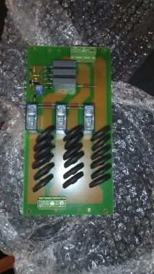 Płytka elektroniczna na folii bąbelkowej.