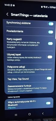 Zrzut ekranu ustawień aplikacji SmartThings na smartfonie Samsung z włączonymi opcjami synchronizacji i powiadomień.