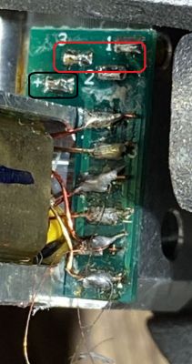 Zbliżenie na płytkę PCB z widocznymi lutowanymi drucikami i oznaczeniami +, 1, 2, 3.
