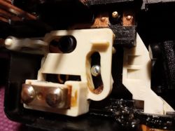 Wnętrze przełącznika zespolonego z widocznym zamocowanym metalowym prętem.