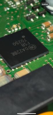 Zbliżenie na układ scalony oznaczony ON DA223BE FSB 70250 na zielonej płytce PCB