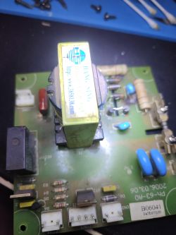 Płytka drukowana ze spawarki TIG z elementami elektronicznymi, w tym kondensatorami i rezystorami.