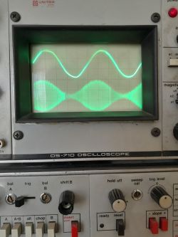 Dwa przebiegi sygnałów na ekranie oscyloskopu Unitra ZRK OS-710