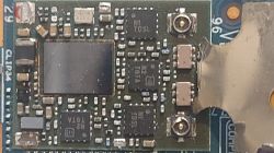 Zbliżenie na płytę główną z układami scalonymi i komponentami elektronicznymi tableta.