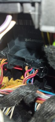 Zbliżenie na wiązkę przewodów i kostki w MCE