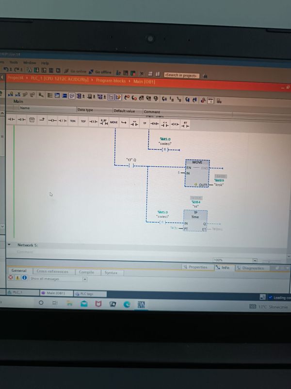 Ekran laptopa z TIA Portal, edycja drabinki PLC z blokami MOVE i timerem TP