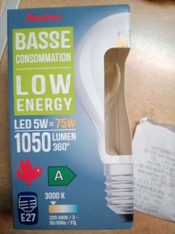 Opakowanie żarówki LED z oznaczeniem niskiego zużycia energii.