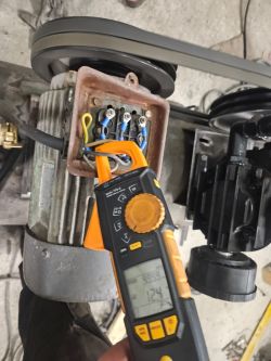 Silnik elektryczny z otwartą puszką przyłączeniową i miernikiem wskazującym 12,4 A
