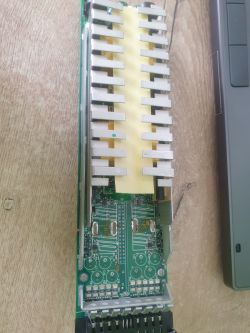 Wnętrze zasilacza z widocznymi sekcjami obwodów i radiatorami