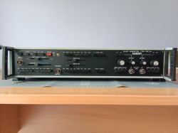 Generator impulsów Zopan PGP-5A na biurku, widok z przodu, z czytelnymi oznaczeniami i pokrętłami.