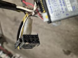 Zbliżenie na złącze elektryczne z kilkoma kolorowymi przewodami przy sterowniku Eberspächer