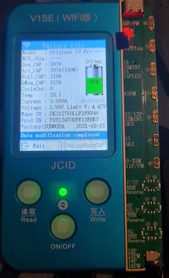 Ekran programatora JCID V1SE z danymi baterii i statusem Data modification completed