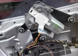 Peugeot 206 1.4 - Demontaż silniczka tylnej wycieraczki