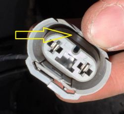 Zbliżenie na złącze elektryczne z wysuniętą gumową uszczelką blokującą połączenie
