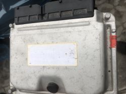 Sterownik ECU do VW Golf 4 1.8T z bliska, widoczne złącza na górze.