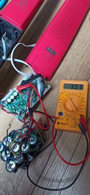 Wymieniona bateria odkurzacza Electrolux z multimetr mierzący napięcie