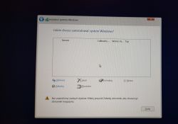 Ekran instalacji systemu Windows z widocznym komunikatem o braku dysku.