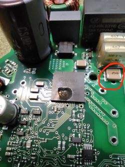 Zbliżenie na płytkę drukowaną z uszkodzonymi elementami elektronicznymi, w tym układ FSB70250.