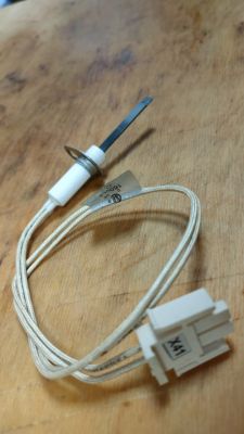 Elektroda jonizacyjna z płaską końcówką, ceramiczną izolacją i dwoma przewodami