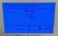 Wyświetlacz pokazujący docelową temperaturę przepływu 72°C.