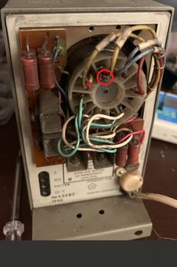 Zdjęcie urządzenia elektronicznego z zaznaczonym rezystorem.
