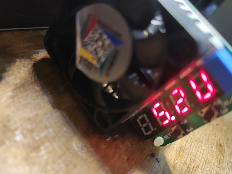 Przedłużacz/listwa 2m 4 gniazda i 3 USB za 35 zł o tajemniczej wydajności prądowej
