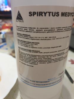 Używanie etanolu zamiast izopropanolu w elektronice: skutki dla styków 0.5 hibitanu