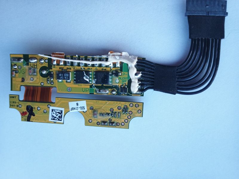 Płytka elektroniczna baterii z taśmą przewodów i oznaczeniami komponentów