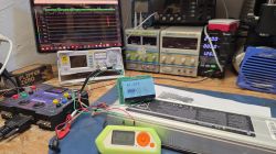 Wyświetlacz LCD pokazujący napięcie 41,07V i dane o stanie baterii
