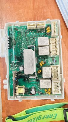 Moduł sterujący Indesit IWUD 41051 C ECO PL z widocznymi elementami elektronicznymi