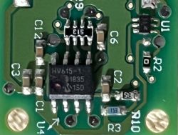 Zbliżenie na płytkę drukowaną z różnymi elementami elektronicznymi.