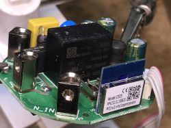 Internal view of SWP86-01OG socket with CB2S WiFi module Close-up of the PCB inside a WiFi-controlled electrical socket, showing electronic modules and components.