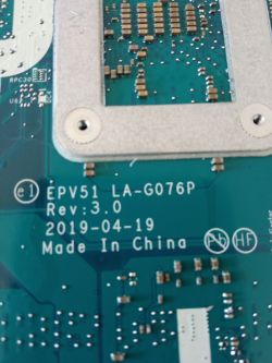 Bild eines Laptop-Motherboards mit sichtbaren Modell- und Revisionsmarkierungen.