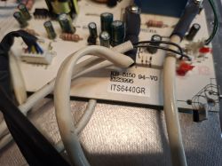 Zbliżenie płytki PCB z kondensatorami, przewodami i nadrukiem „KB-5150 94‑V0”