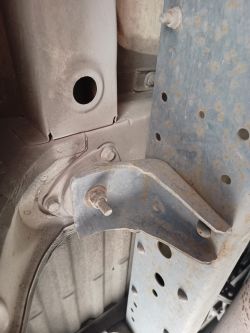 Widok na metalowy wspornik i mocowanie tylnej poduszki kabiny podwozia Iveco Daily.