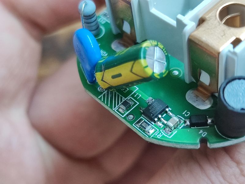 Elektronische Bauteile auf einer Leiterplatte Nahaufnahme von elektronischen Bauteilen auf einer Leiterplatte mit einem Kondensator, Widerstand und anderen Teilen.