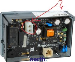 Płyta elektroniczna z komponentami i białym, plastikowym złączem zaznaczonym czerwoną strzałką.