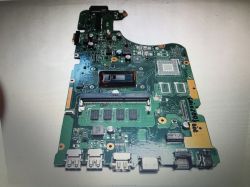 Płyta główna laptopa z widocznym gniazdem CPU, slotami RAM i portami USB