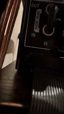Zbliżenie na gniazda OUT i IN z opisem SHORT PLUG w urządzeniu audio Sony
