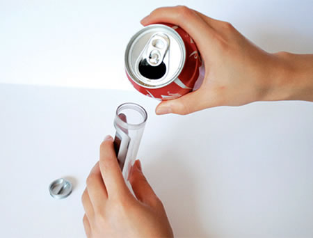 Telefon zasilany Coca Colą Telefon zasilany Coca Colą