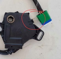 Pozycjoner skrzyni biegów z dwoma pinami oznaczonymi na czerwono