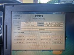 Laptop z uruchomionym programem diagnostycznym VCDS w samochodzie