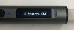 Zbliżenie na wyświetlacz OLED lutownicy PST100 z widocznym napisem 8 Restore SET.