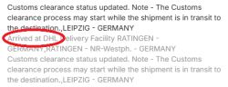 Zrzut ekranu śledzenia przesyłki; na czerwono zaznaczono wpis „Arrived at DHL delivery facility RATINGEN”.