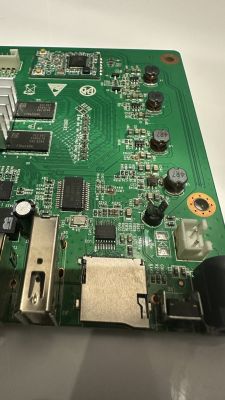 Płytka drukowana z różnymi komponentami elektronicznymi