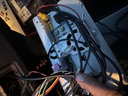 Zbliżenie na tył radia samochodowego AVIC-F70DAB z widocznymi kablami.